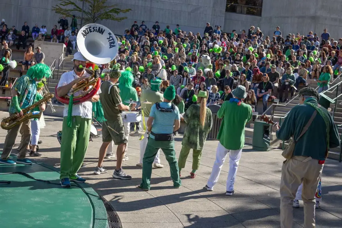 New students at the 2023 Orientation enjoy the sounds of the Artesian Rumble Arkestra.